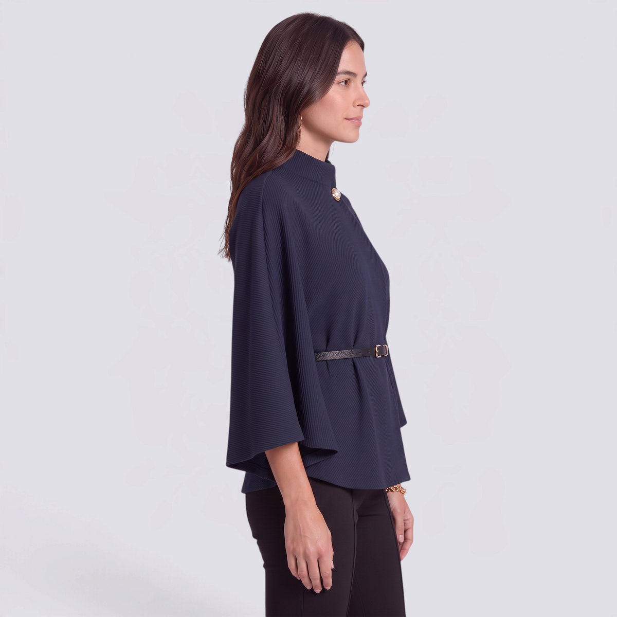 Capa mujer corta cuello alto con cinturón en azul marino, vista lateral