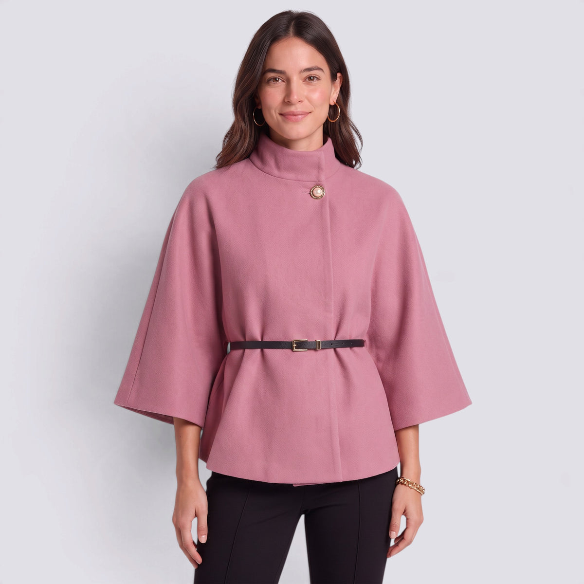 Capa mujer corta cuello alto con cinturón en rosa, vista frontal
