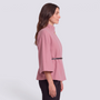 Capa mujer corta cuello alto con cinturón en rosa, vista lateral