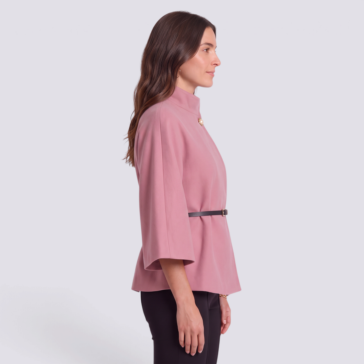 Capa mujer corta cuello alto con cinturón en rosa, vista lateral