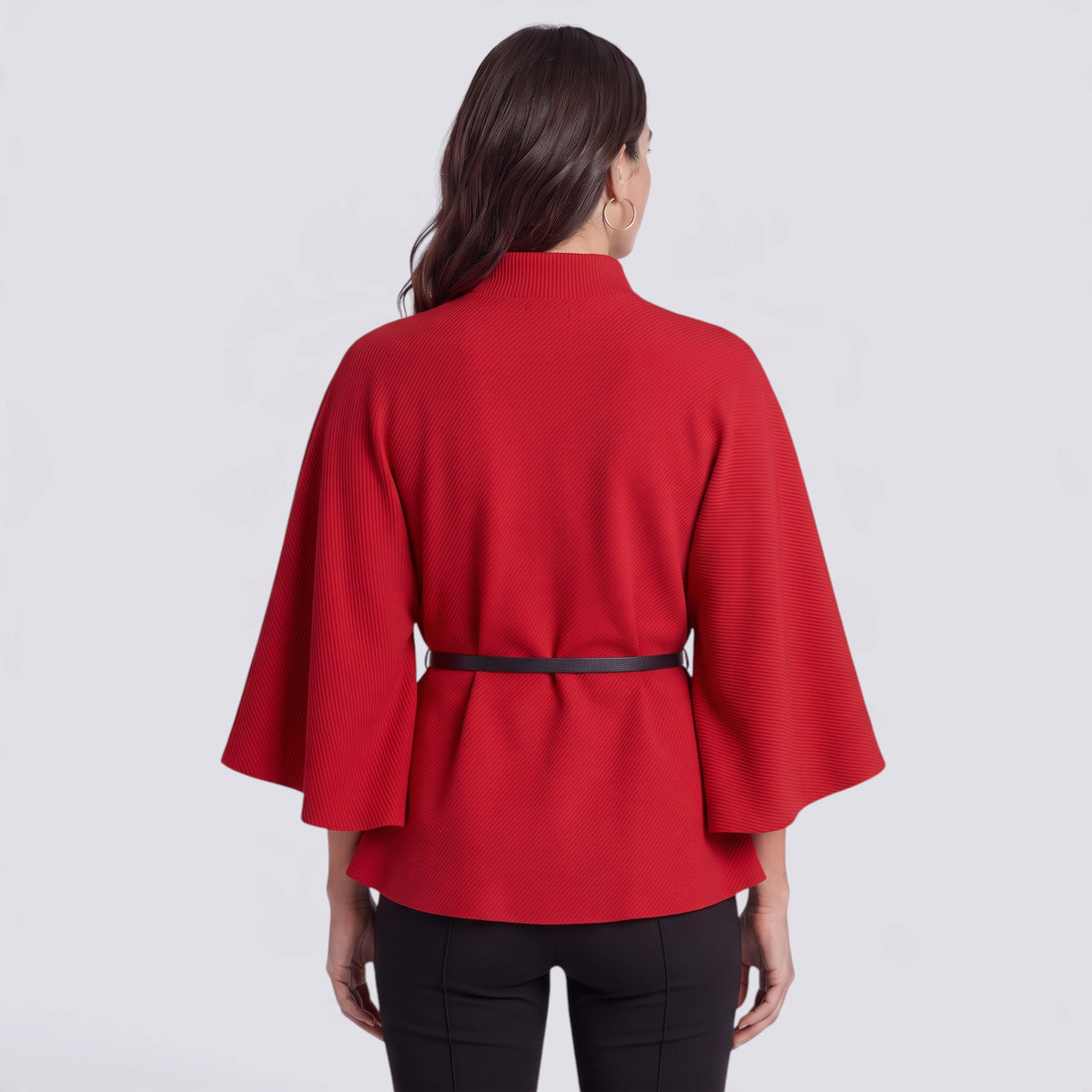 Capa mujer corta cuello alto con cinturón en rojo, vista trasera