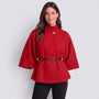 Capa mujer corta cuello alto con cinturón en rojo, vista frontal