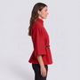 Capa mujer corta cuello alto con cinturón en rojo, vista lateral