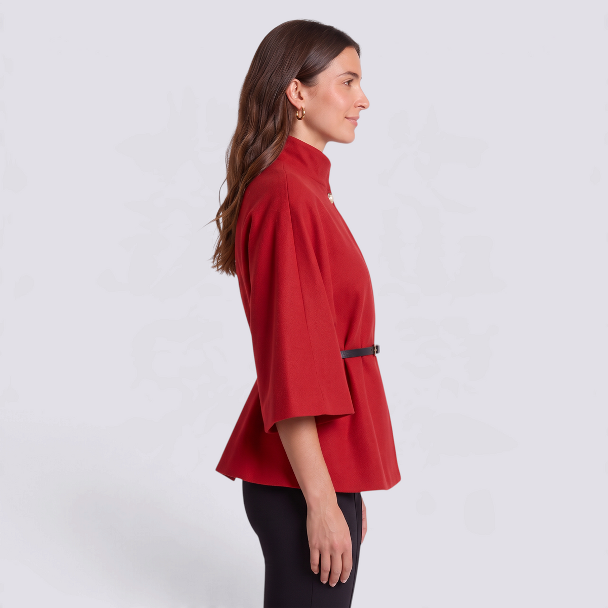 Capa mujer corta cuello alto con cinturón en rojo, vista lateral
