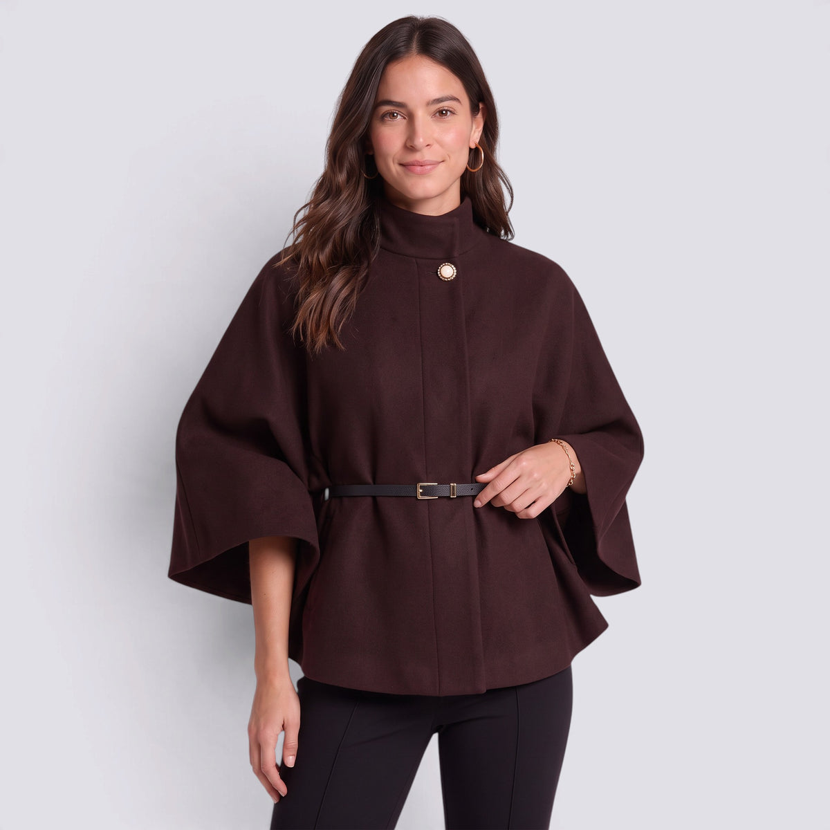 Capa mujer corta cuello alto con cinturón en marrón oscuro, vista frontal