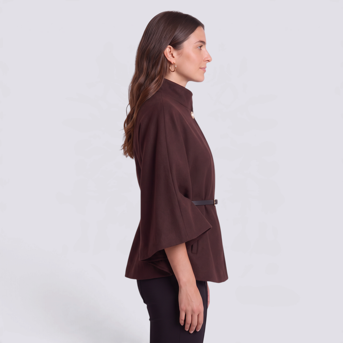 Capa mujer corta cuello alto con cinturón en marrón oscuro, vista lateral