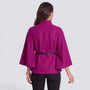 Capa mujer corta cuello alto con cinturón en fucsia, vista trasera