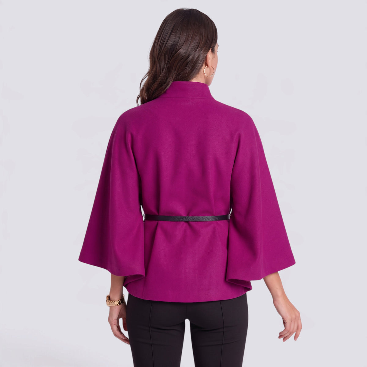 Capa mujer corta cuello alto con cinturón en fucsia, vista trasera