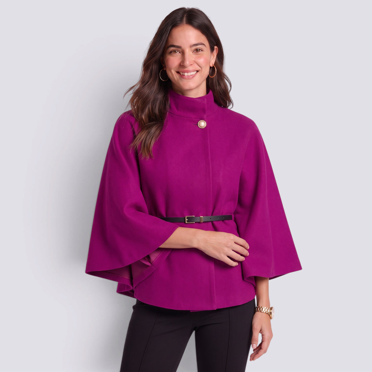 Capa mujer corta cuello alto con cinturón en fucsia, vista frontal