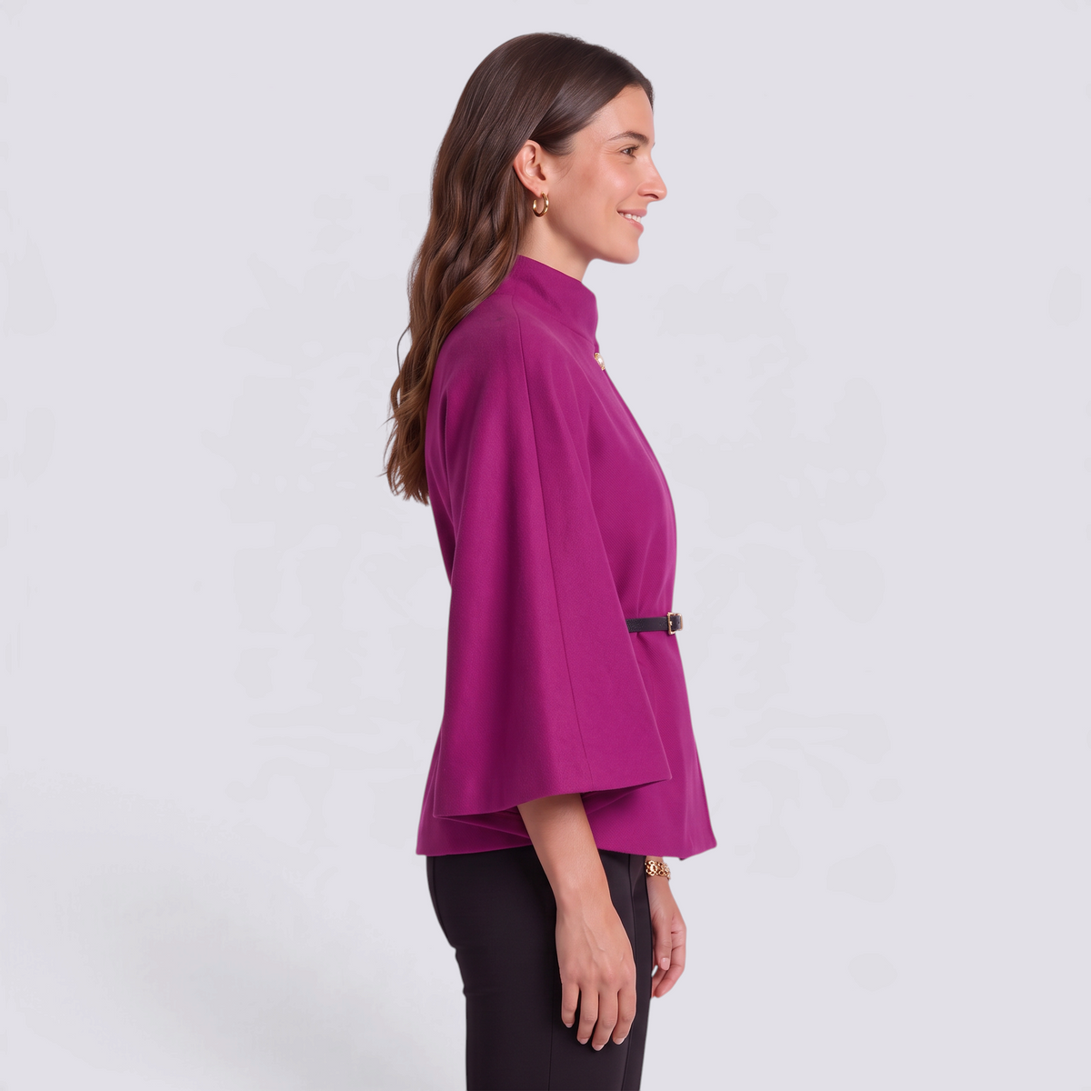 Capa mujer corta cuello alto con cinturón en fucsia, vista lateral