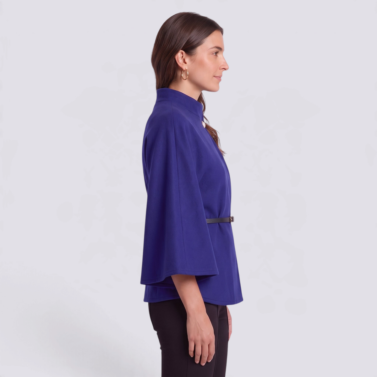 Capa mujer corta cuello alto con cinturón en azul rey, vista lateral