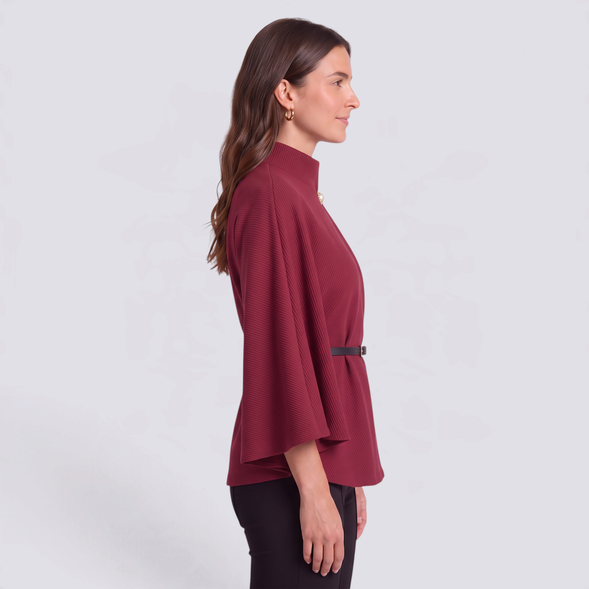 Capa mujer corta cuello alto con cinturón en burdeos, vista lateral