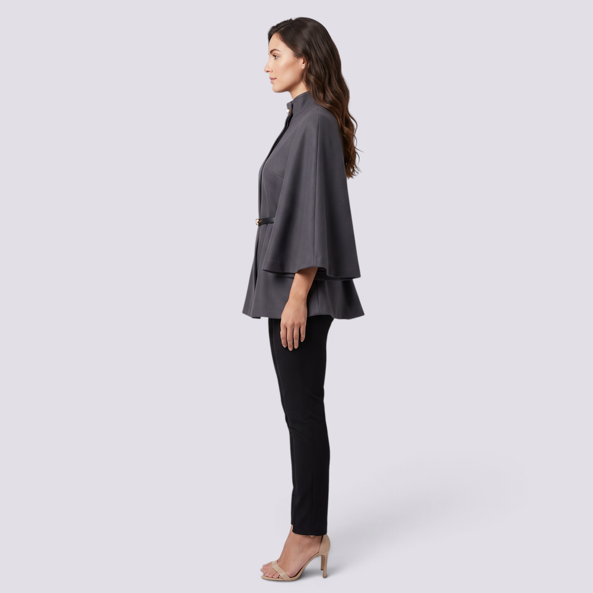Mujer con capa de manga murciélago y cinturón fino en gris oscuro, vista lateral