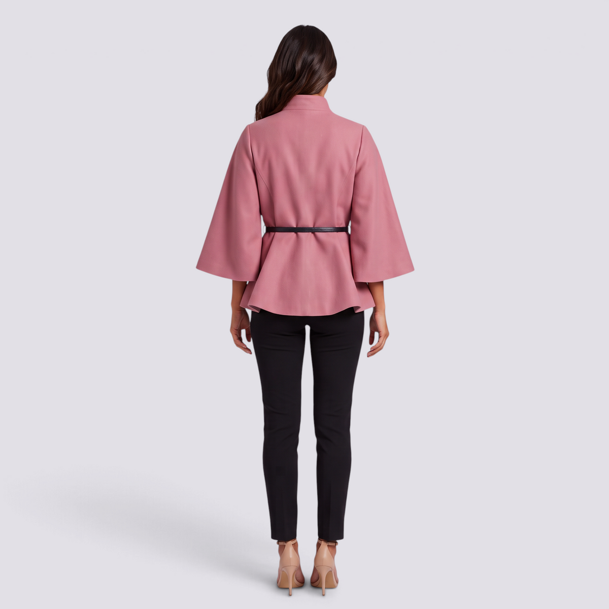 Mujer con capa de manga murciélago y cinturón fino en rosa, vista trasera lisa