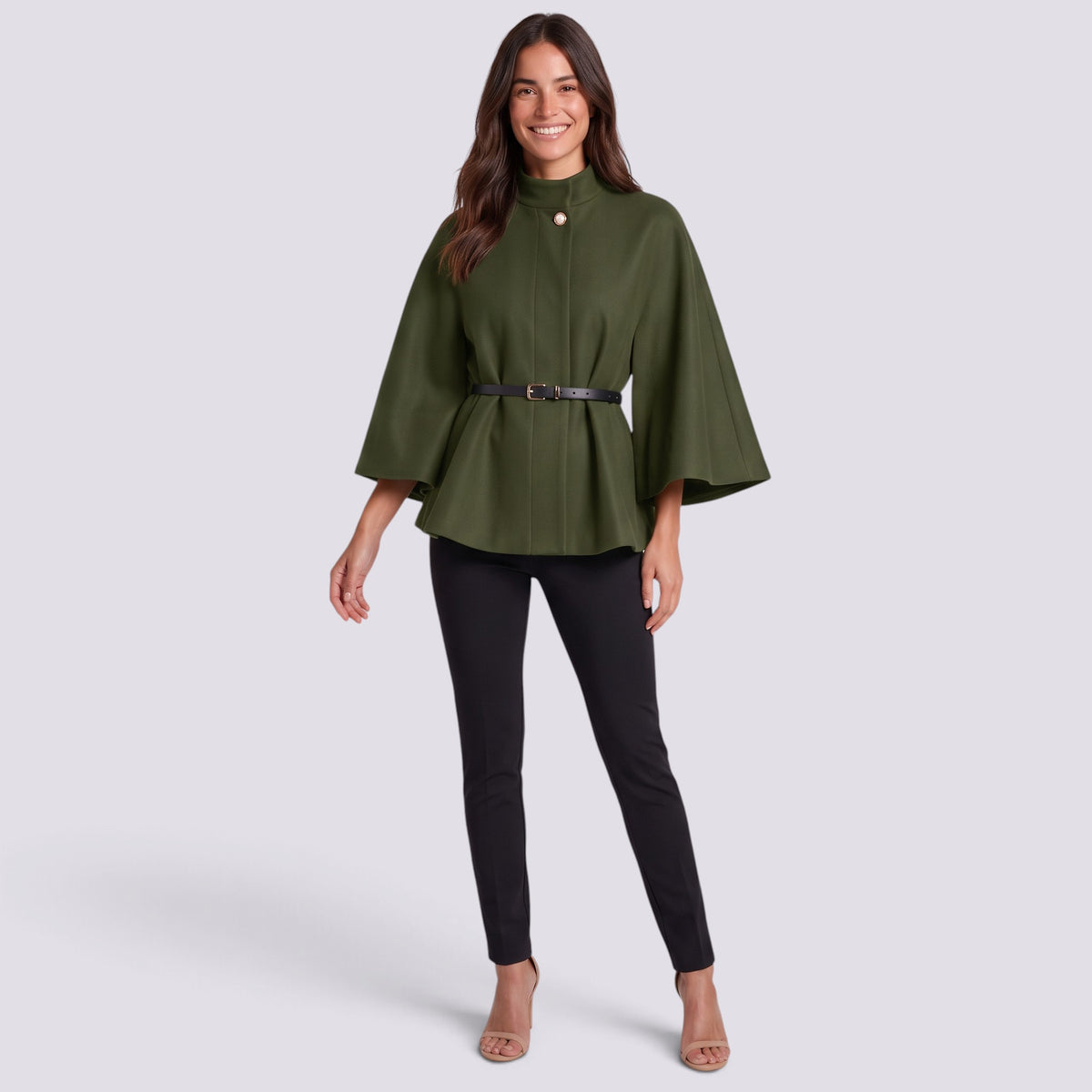 Mujer con capa de manga murciélago y cinturón fino en verde militar, vista frontal