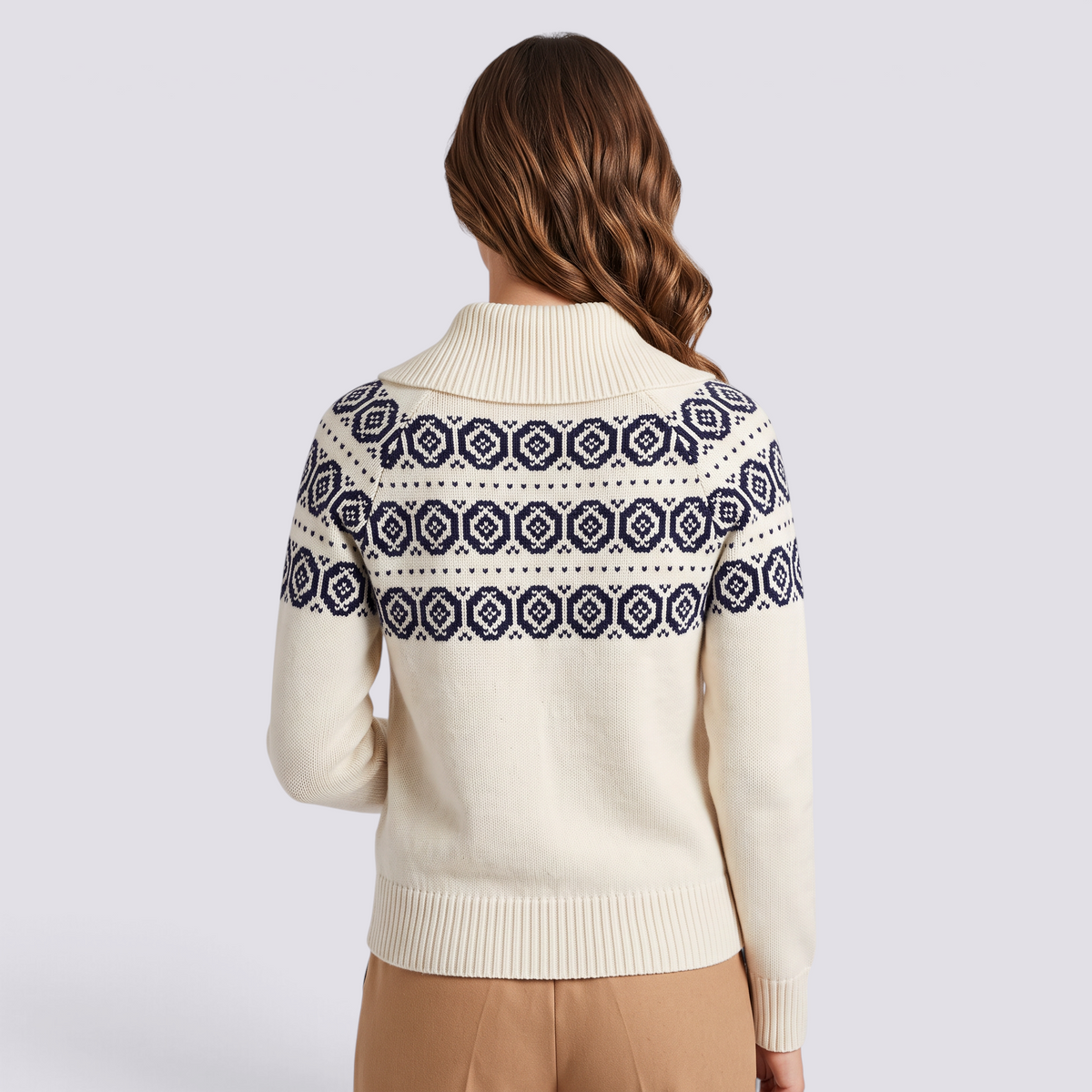 Mujer con cárdigan de punto con cuello alto, cremallera y greca nórdica en beige y azul marino, vista trasera
