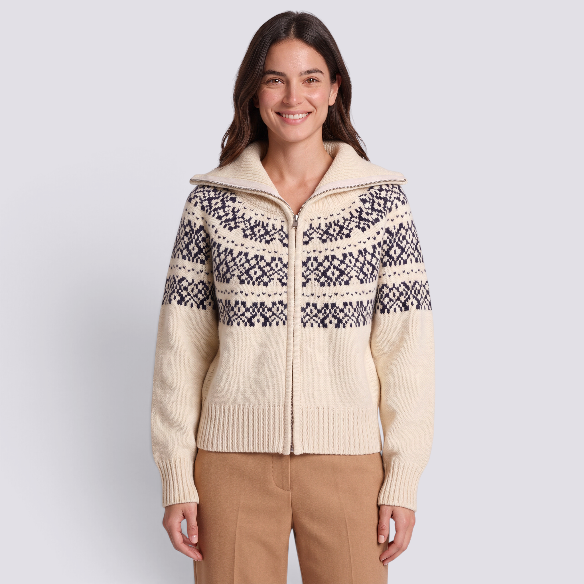 Mujer con cárdigan de punto con cuello alto, cremallera y greca nórdica en beige y azul marino, vista frontal