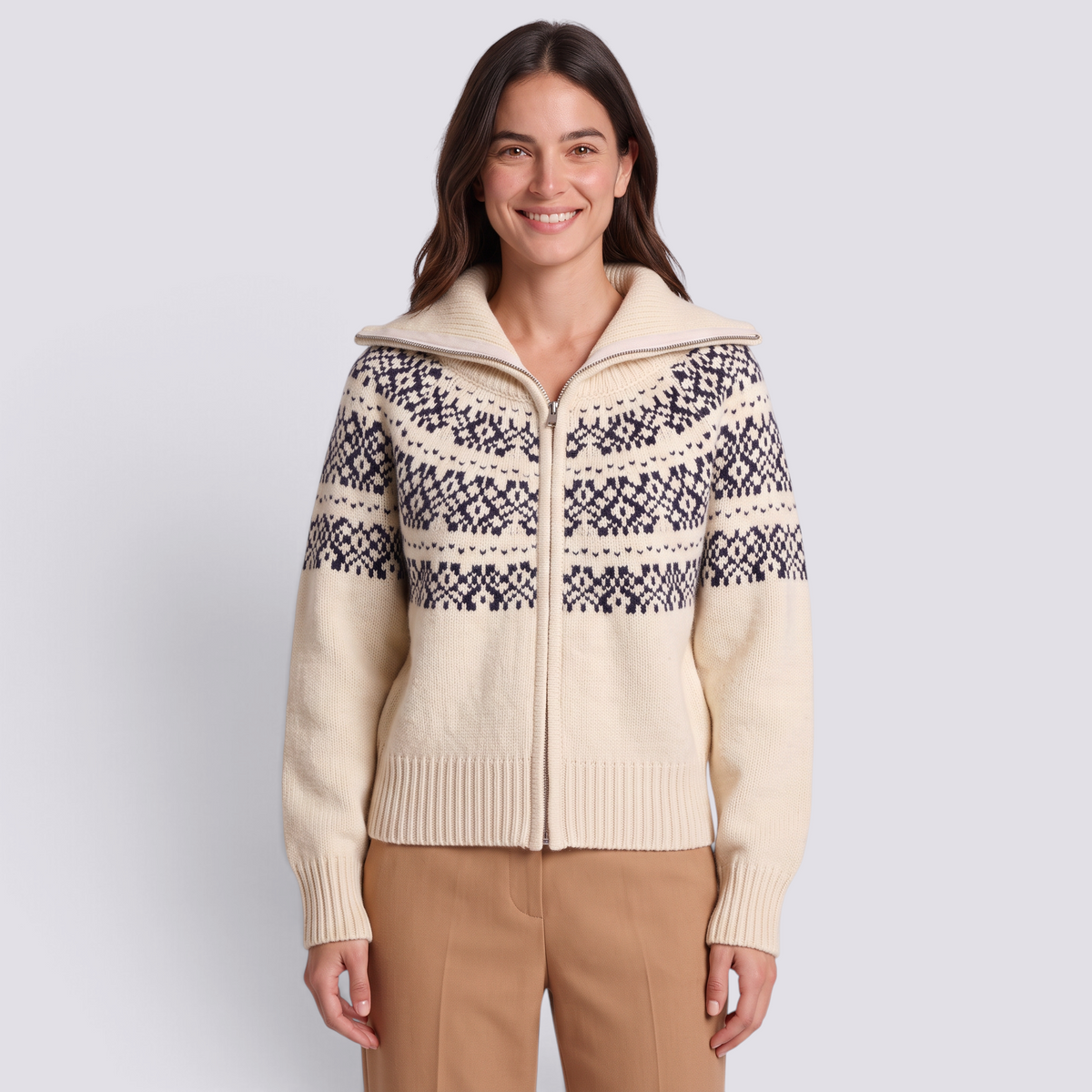 Mujer con cárdigan de punto con cuello alto, cremallera y greca nórdica en beige y azul marino, vista frontal