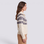 Mujer con cárdigan de punto con cuello alto, cremallera y greca nórdica en beige y azul marino, vista lateral