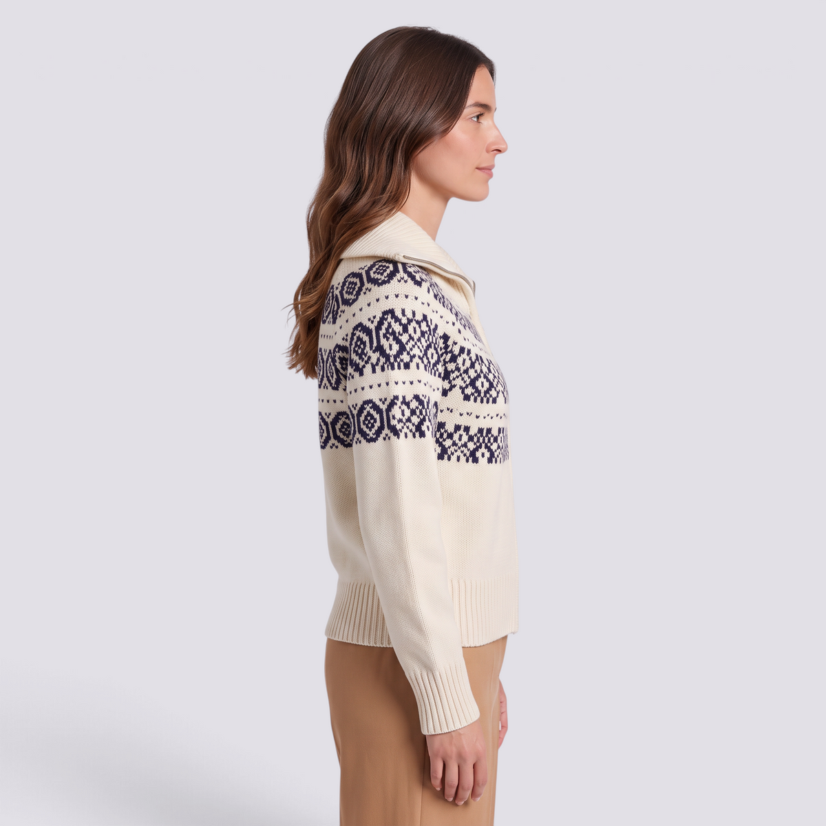 Mujer con cárdigan de punto con cuello alto, cremallera y greca nórdica en beige y azul marino, vista lateral