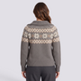 Mujer con cárdigan de punto con cuello alto, cremallera y greca nórdica en gris y crema, vista trasera