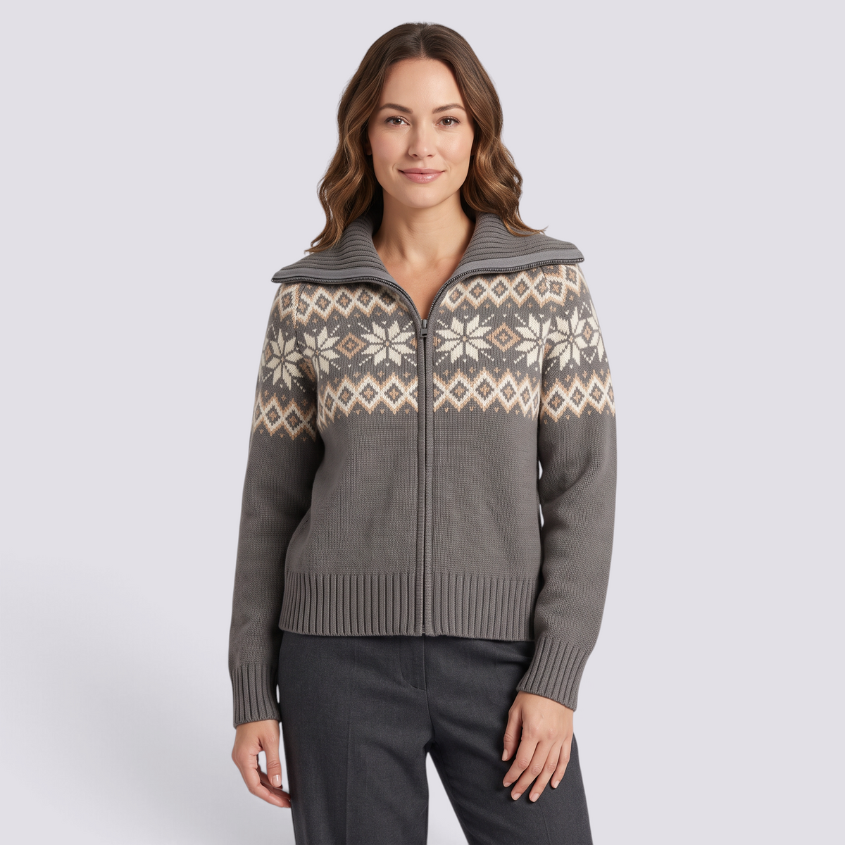 Mujer con cárdigan de punto con cuello alto, cremallera y greca nórdica en gris y crema, vista frontal