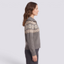 Mujer con cárdigan de punto con cuello alto, cremallera y greca nórdica en gris y crema, vista lateral