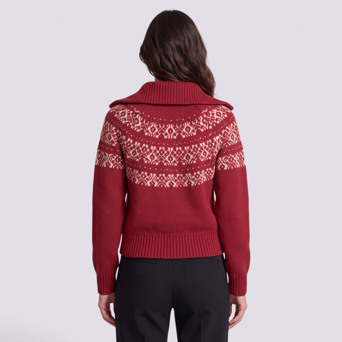Mujer con cárdigan de punto con cuello alto, cremallera y greca nórdica en rojo y crema, vista trasera