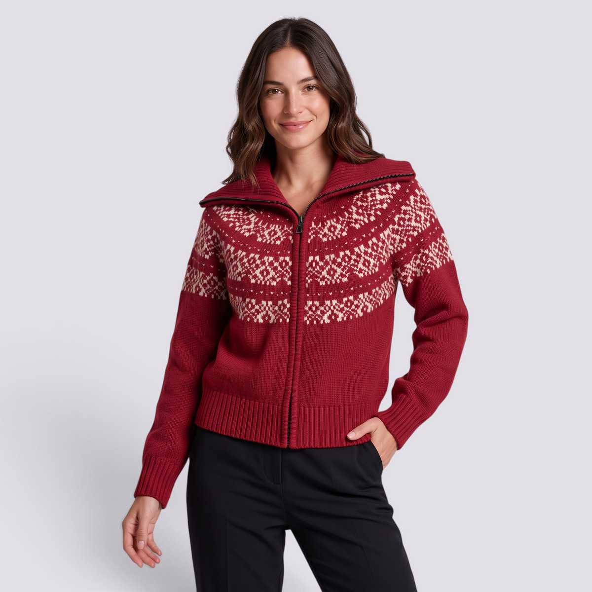 Mujer con cárdigan de punto con cuello alto, cremallera y greca nórdica en rojo y crema, vista frontal
