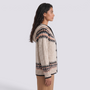 Cárdigan mujer jacquard nórdico con capucha en beige y negro, vista lateral