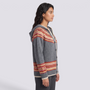Cárdigan mujer jacquard nórdico con capucha en gris y rojo, vista lateral