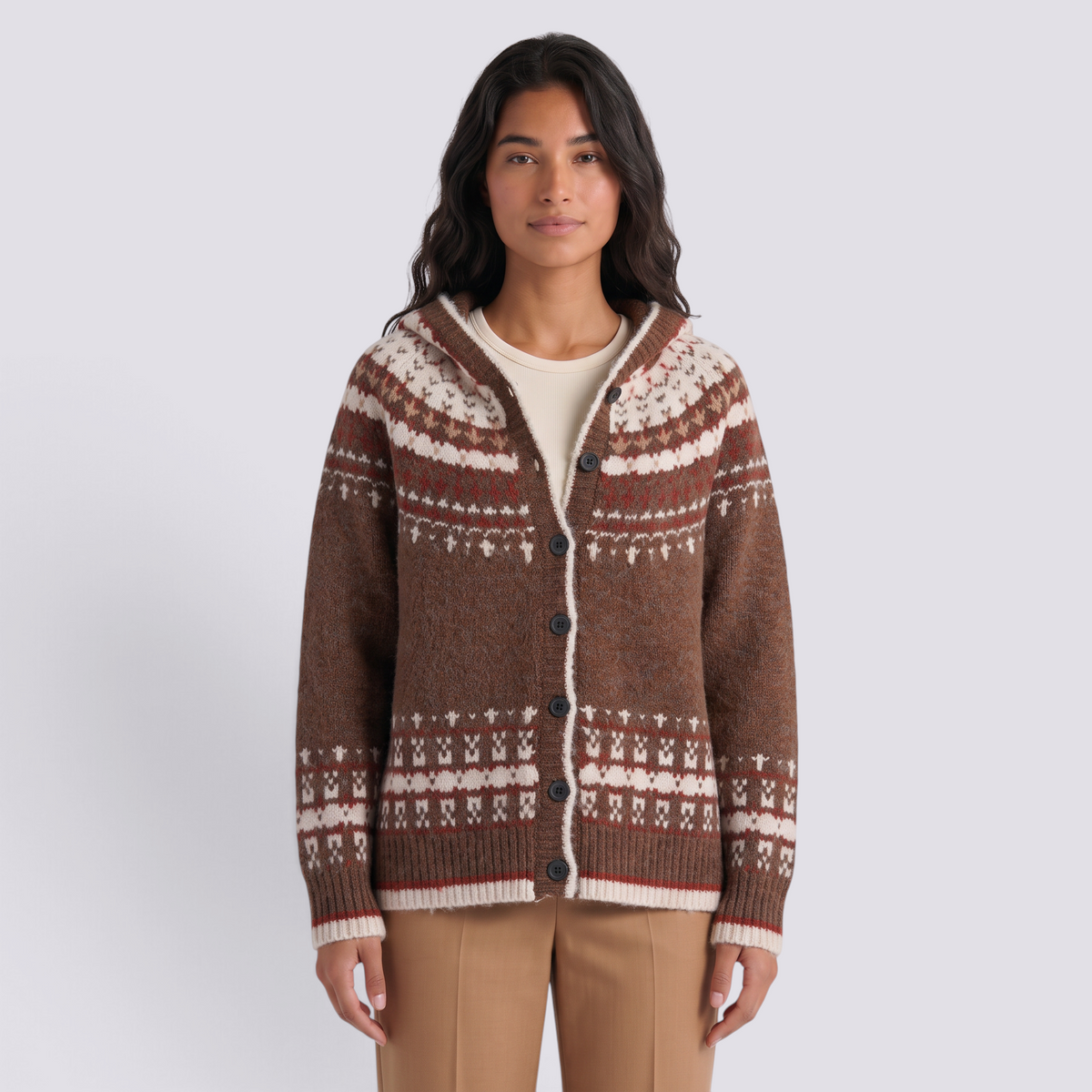 Cárdigan mujer jacquard nórdico con capucha en marrón y crema, vista frontal