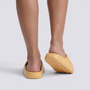 Chanclas de plataforma amarillas con gato en relieve, vista trasera