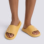 Chanclas de plataforma amarillas con gato en relieve, vista frontal