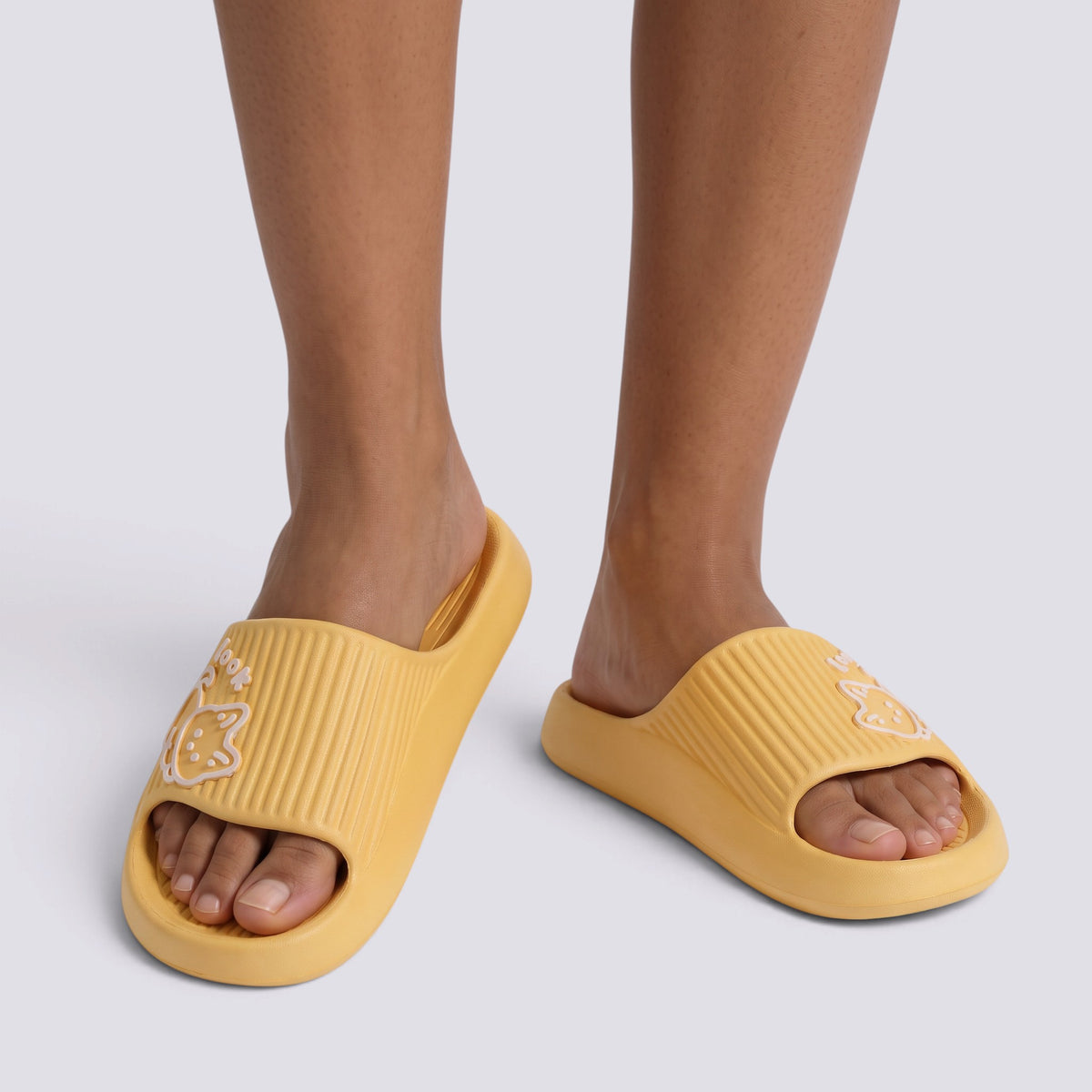 Chanclas de plataforma amarillas con gato en relieve, vista frontal