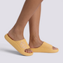 Chanclas de plataforma amarillas con gato en relieve, vista lateral