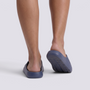 Chanclas de plataforma azul marino con gato en relieve, vista trasera