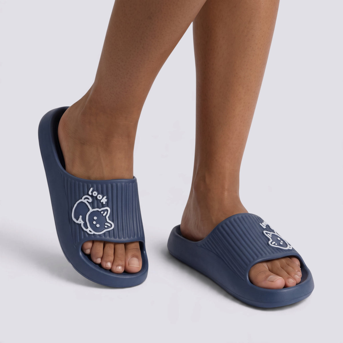 Chanclas de plataforma azul marino con gato en relieve, vista frontal