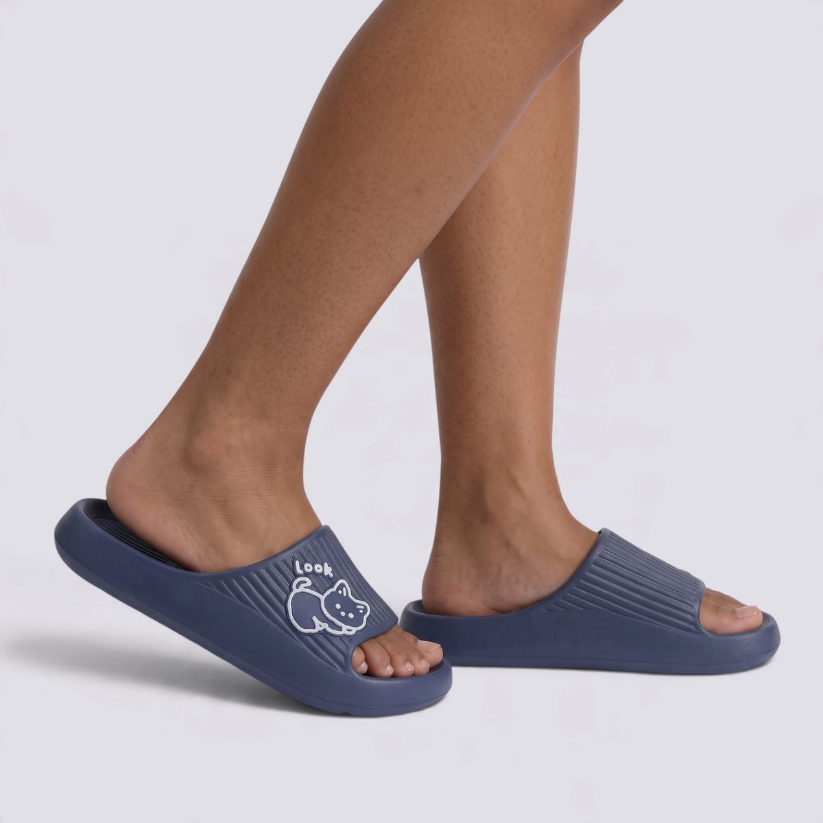 Chanclas de plataforma azul marino con gato en relieve, vista lateral