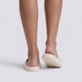 Chanclas de plataforma blancas con gato en relieve, vista trasera