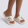 Chanclas de plataforma blancas con gato en relieve, vista frontal