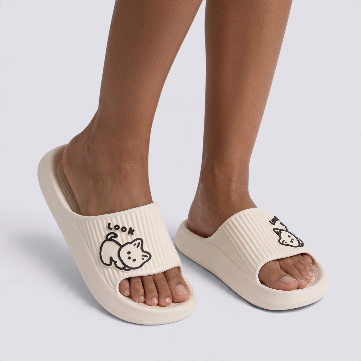 Chanclas de plataforma blancas con gato en relieve, vista frontal