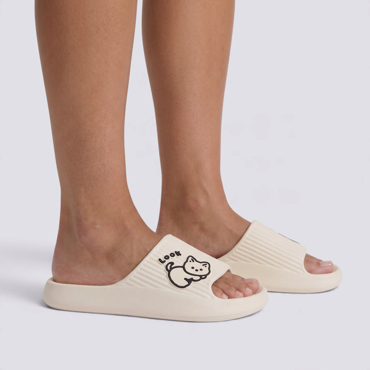 Chanclas de plataforma blancas con gato en relieve, vista lateral