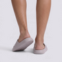Chanclas de plataforma grises con gato en relieve, vista trasera