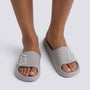Chanclas de plataforma grises con gato en relieve, vista frontal