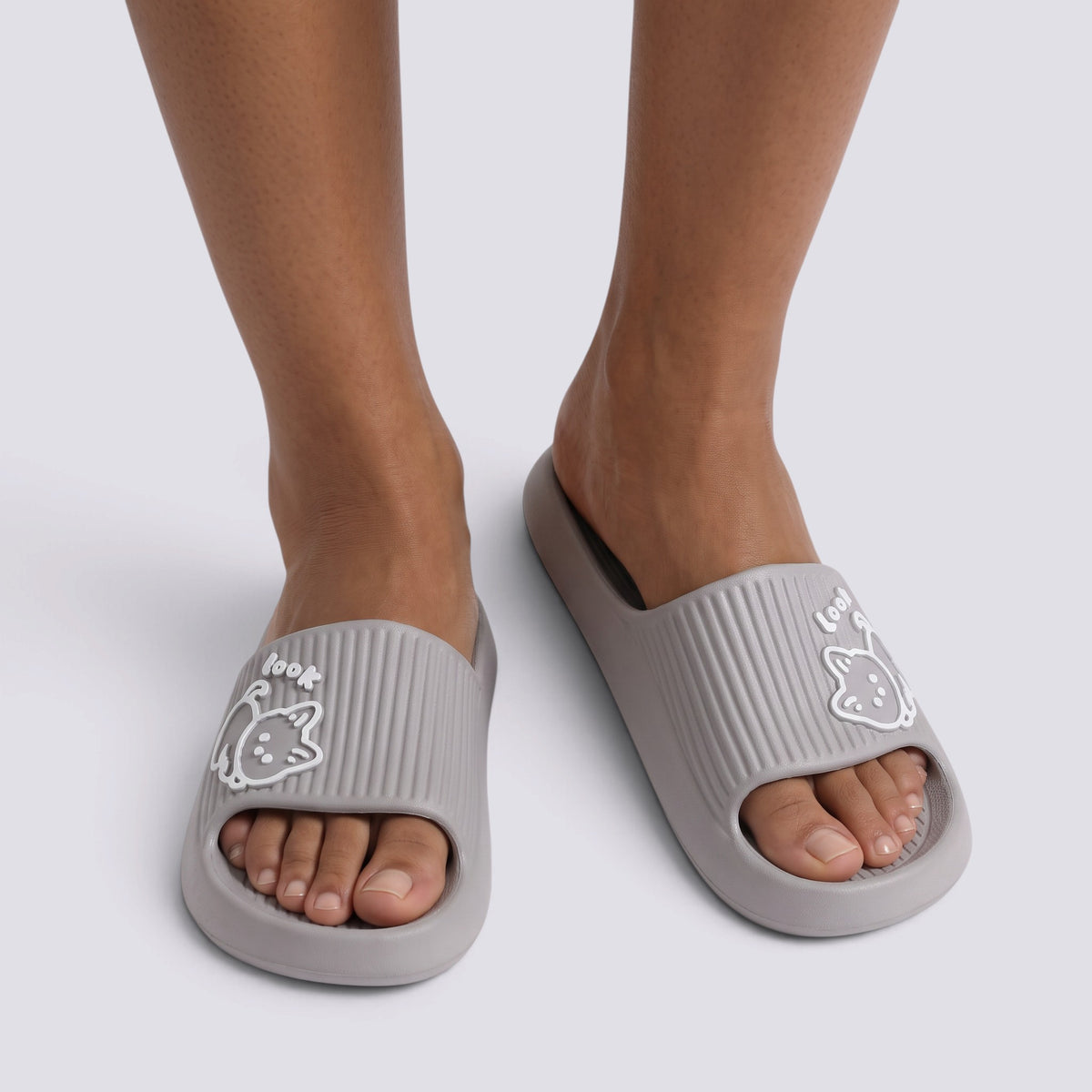 Chanclas de plataforma grises con gato en relieve, vista frontal