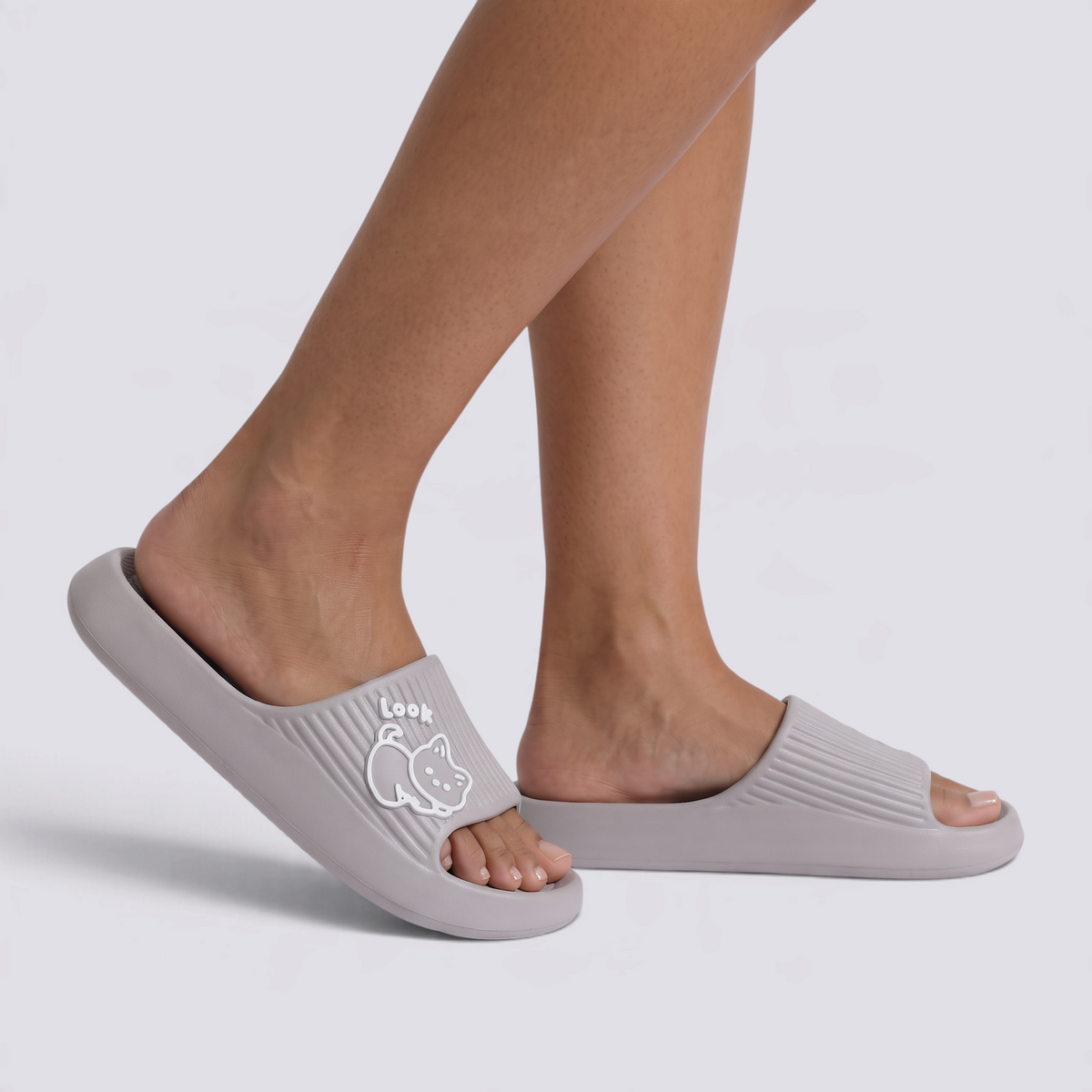 Chanclas de plataforma grises con gato en relieve, vista lateral