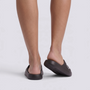 Chanclas de plataforma negras con gato en relieve, vista trasera