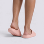 Chanclas de plataforma rosas con gato en relieve, vista trasera