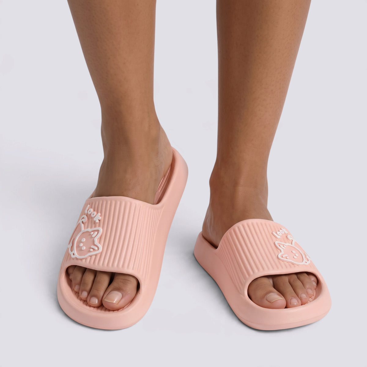 Chanclas de plataforma rosas con gato en relieve, vista frontal